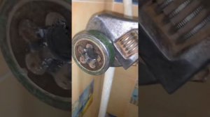 Нарезка плашкой резьбы на стальной трубе.