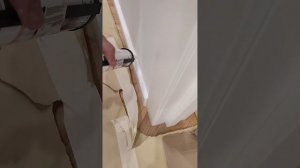 Как убрать щели между плинтусом и стеной