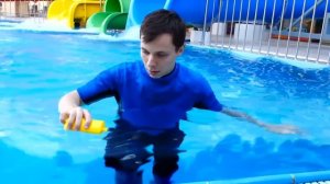 Школа героев Акватим в аквапарке - Черепашки Ниндзя и другие и игрушки устроили игры в бассейне!