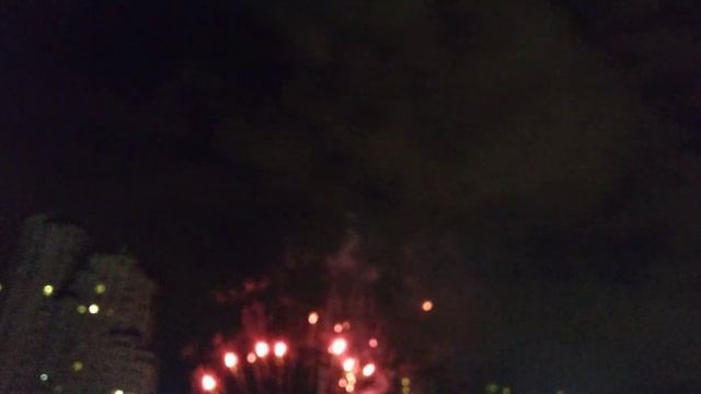 Салют в честь Дня Победы в Таганском парке в Москве смотреть онлайн