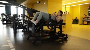 Ягодичный мостик в тренажере