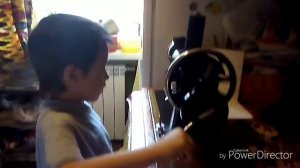 Малыш шьёт и поёт