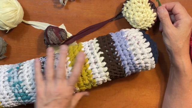 Как связать подушку валик крючком из старых футболок? смотреть онлайн