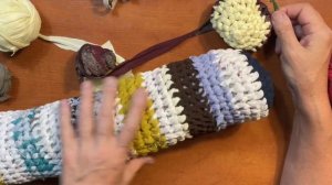 Как связать подушку валик крючком из старых футболок?