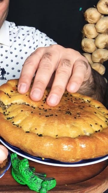 Разрезаю и показываю в разрезе мясной пирог 🥧 | Готов? смотреть онлайн
