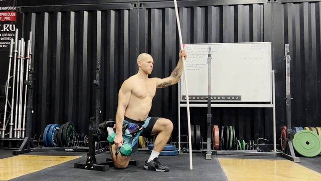 Болгарские сплит приседания с одной гантелью + поддер? смотреть онлайн