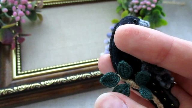 Вышитая брошь птица ворон. Hand embroidered brooch bird Raven смотреть онлайн