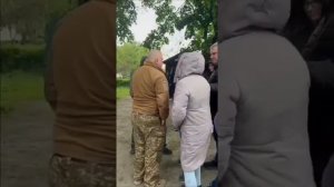 пьяный НАТОвский ВСУшник въехал на джипе на детскую площадку и уезжая переехал человека