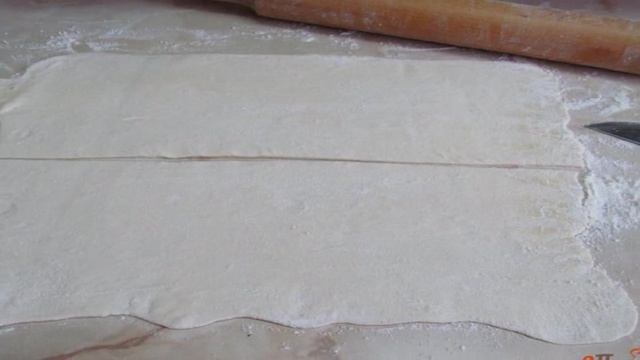 Мини пирожки с мясом из слоеного теста