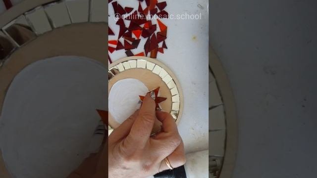 Мозаика из стекла - гранат на зеркальном фоне