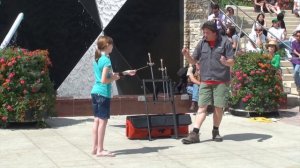 Шпагоглотатель, уличное представление в Эдмонтоне