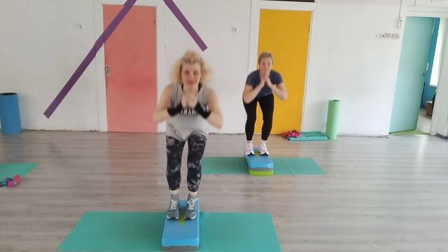 Упражнения с гантелями резинками мини петлями степ-пл