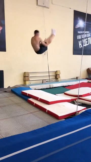 Двойное сальто углом с батута #подпишись #спорт #батут смотреть онлайн