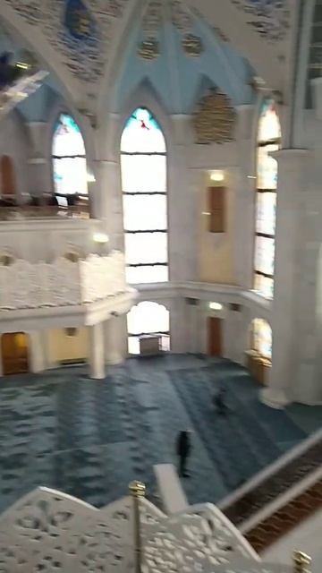 Молитвенный зал и люстра смотреть онлайн