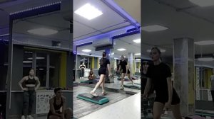 Болгарские выпады с гантелями в руках –базовое упраж?
