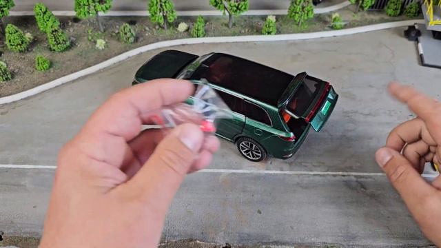 Большая моделька Lixiang L9 открывается все с Яндекс Марке