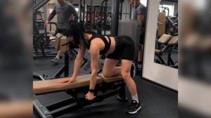 тяга гантели в упоре 1 рукой на лавке