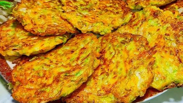 3 моркови и 2 кабачка. Не включайте духовку на таком жаре. 10 минут и завтрак готов.