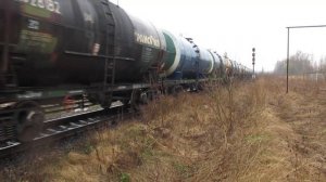 Тепловоз 2ТЭ116У-0211 в дождь с цистернами Трансойл. Маршрутный указатель