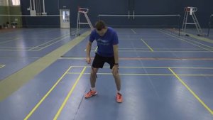 Плоские удары и защита Играй в бадминтон