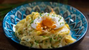 Аппетитная паста с беконом и яйцом