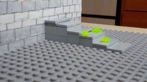 скатывать бутылки с лестницы лего (анимация)stop motion