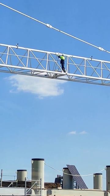 Белая каска нарушает технику безопасности смотреть онлайн