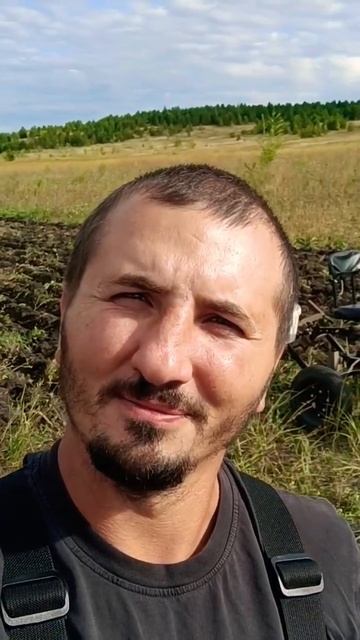 Закончил копать чеснок