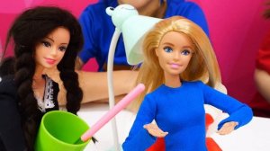 УЭНСДЭЙ устроилась на работу и всё испортила! Весёлые игры для девочек
