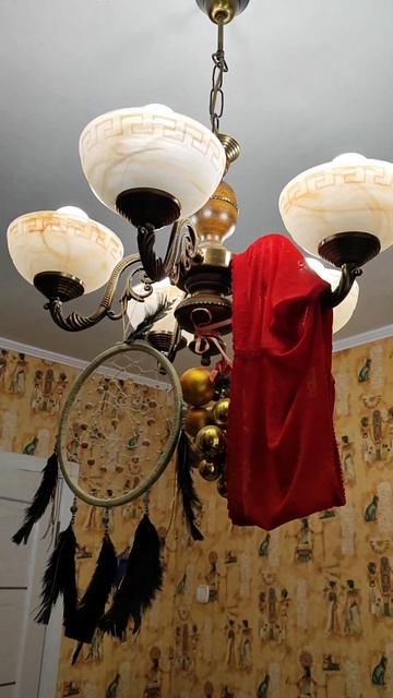 Как привлекают деньги красные трусы на люстре!) смотреть онлайн