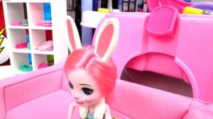 Видео про игры в куклы. Барби, Леди Баг и Эльза Холодное Сердце в салоне красоты! Делаем макияж!