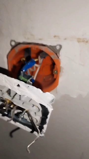 кадры трэшового электромонтажа 🙈