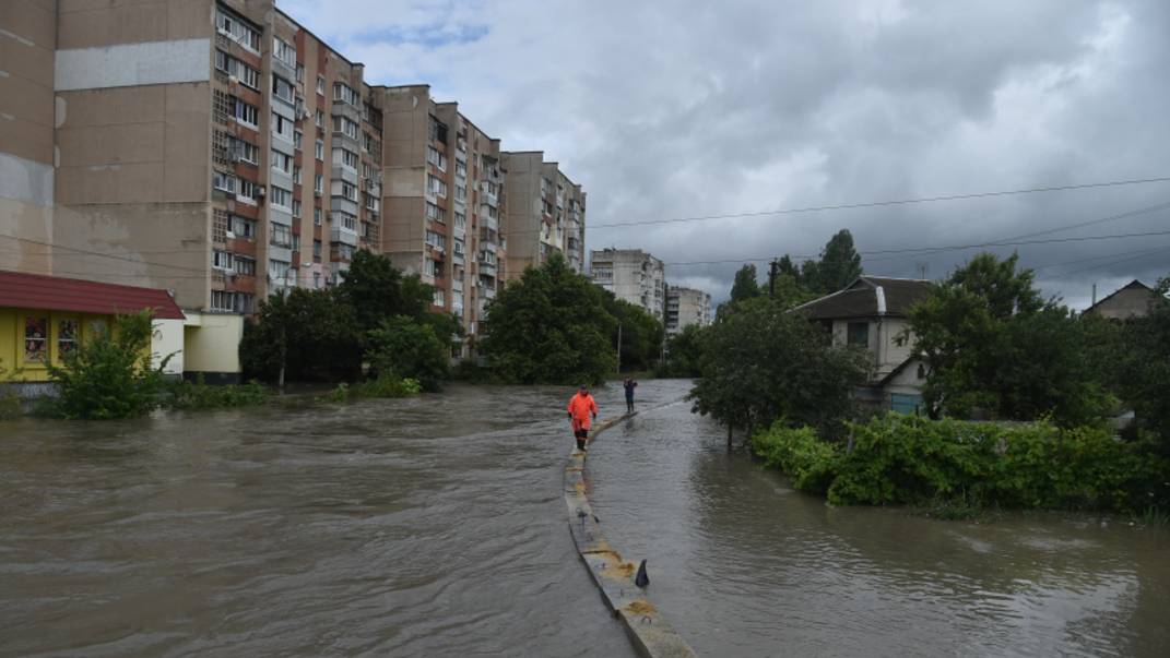 Автомобили тонут в лужах: Невинномыск ушел под воду