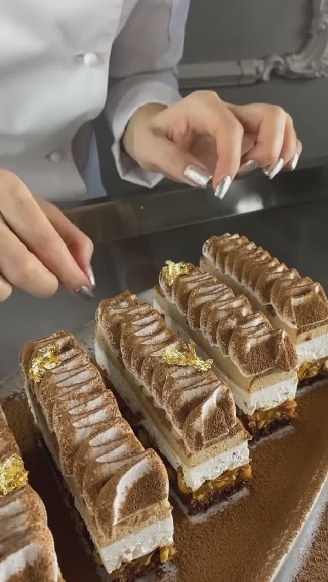 Готовим роскошный сникерс😋 эта начинка считается классикой. #рецепт #торт #пирожные #десерт #пасха