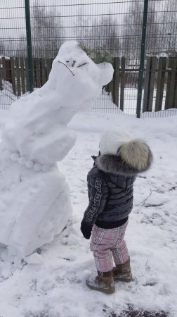 На спортивной площадке - снеговик #снеговик #2года9месяцев #Ева