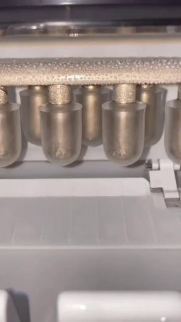 Завораживающая работа ледогенератора. смотреть онлайн