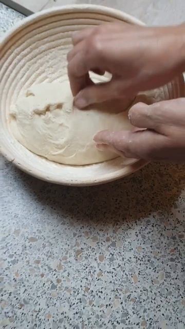 Расстоечную корзинку обильно посыпала рисовой мукой, смотреть онлайн