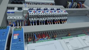 Шкаф контроля и управления процессами подачи сырья для химического синтеза