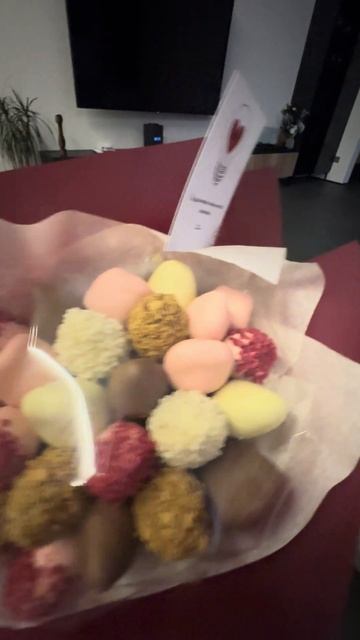 Подарок на день рождения от дочи, клубника в шоколаде. смотреть онлайн