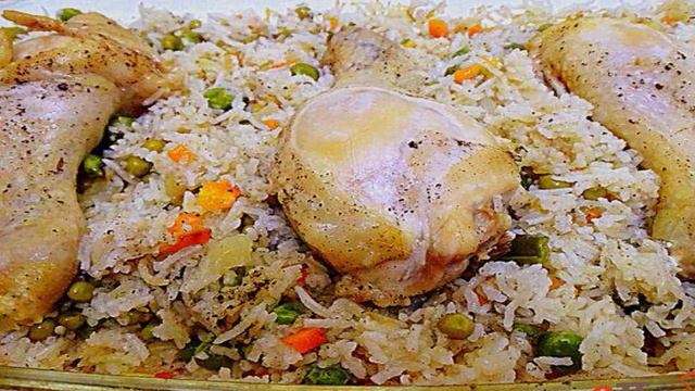 Рис с куриными ножками морковью и горошком