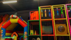 Шум играющих детей на детской площадке в помещении