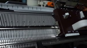 Узор с вытянутыми петлями на вязальной машине Пассап Passap Duomatic 80 mit deutschen Untertiteln!