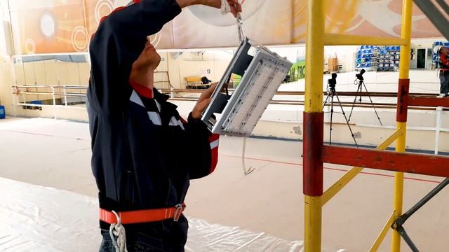 Монтаж светильников в гимнастическом зале. смотреть онлайн