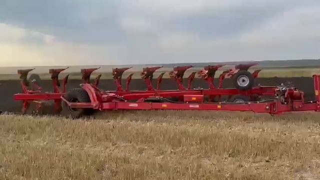 8 корпусной плуг Unlu в паре с Кировцев (Саратовская обда
