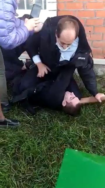 это продолжение того видео, мент сидит на парне, а вто смотреть онлайн