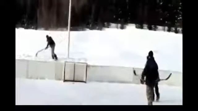 Залепил шайбой в парня! Спортивный прикол 2013! Sport funny video joke in new 2013! смотреть онлайн