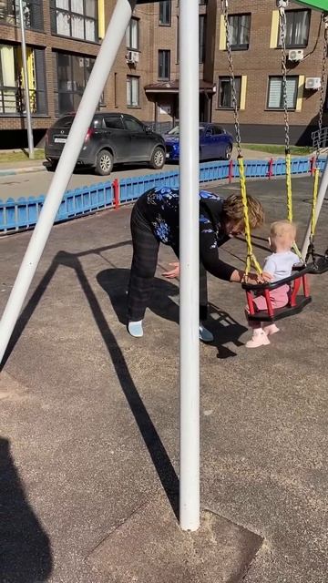 Тройняшки на детской площадке 🤗 #тройня #тройняшки #tri смотреть онлайн