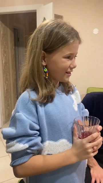 Вика поздравляет бабушку с днём рождения. 💖Канал ДОЧ?