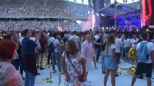 Публика танцует под Лабутены (концерт гр. Ленинград на стадионе Нижний Новгород)