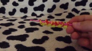 Маленький цветок из резинок Rainbow Loom